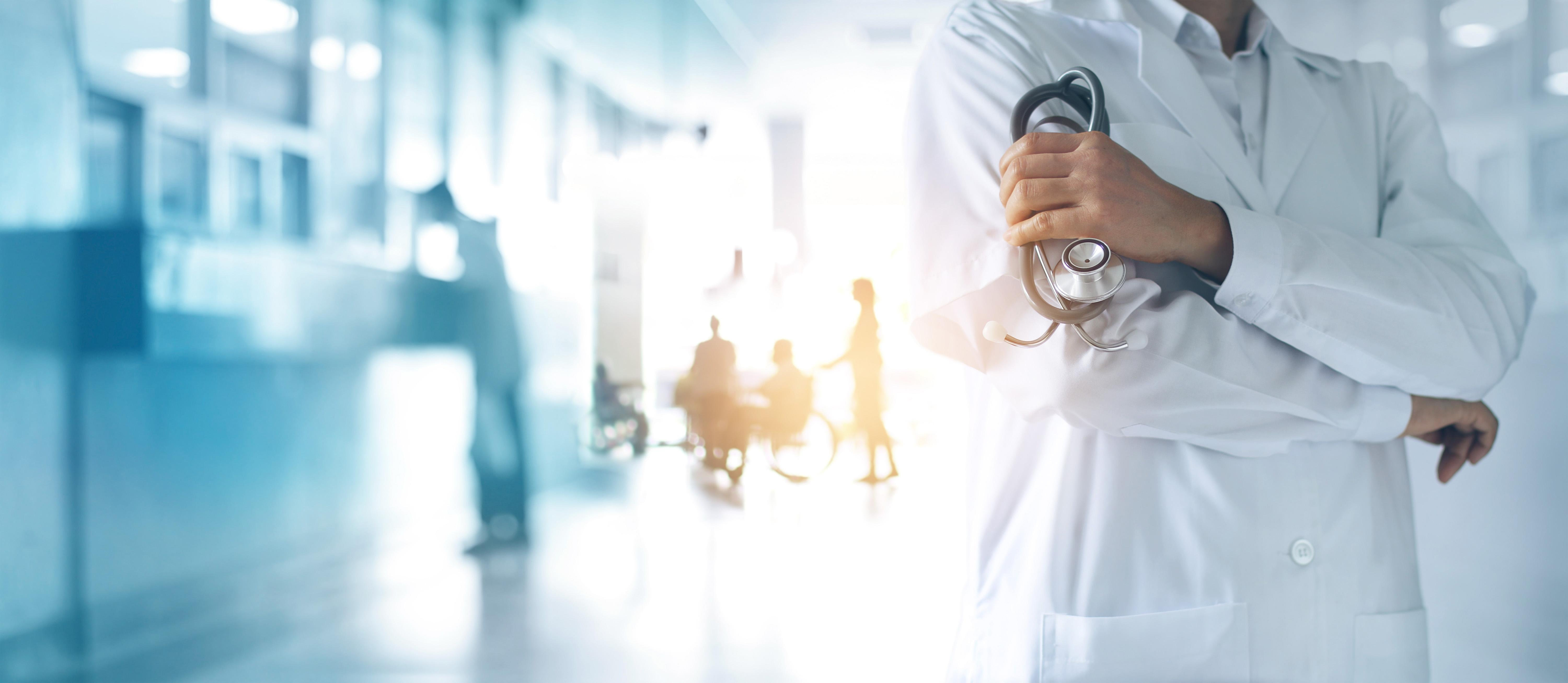 Galvas mazgāšana pēc matu transplantācijas: ceļvedis pa dienām